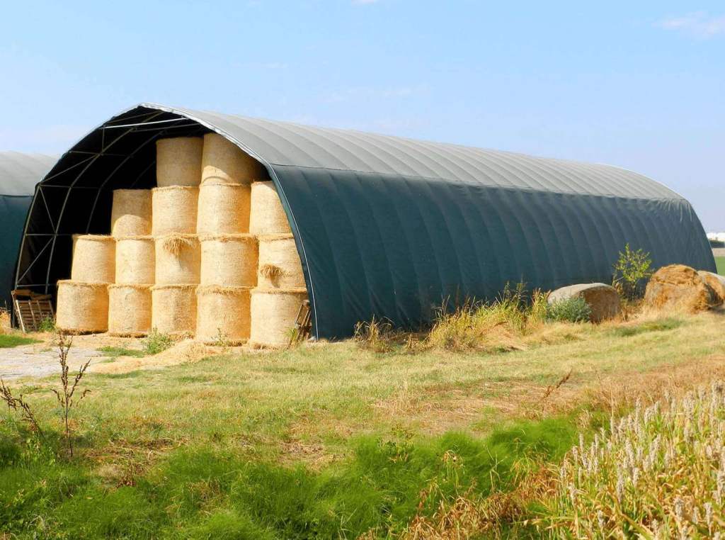 Greenhouse-based storage tunnel full of hay