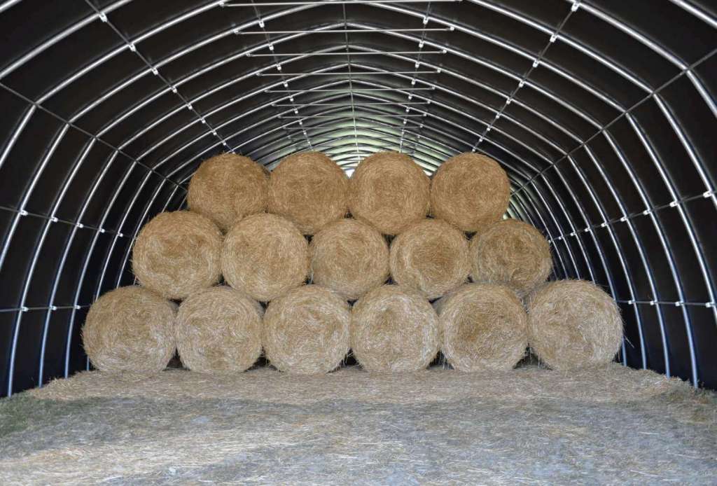 Storage tunnel for hay